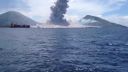 Erupcia sopky Mount Tavurvur z blízkosti (Papua-Nová Guinea)