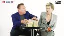 Arnold Schwarzenegger - ochutnáva sladkosti..