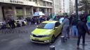 video Grécki hooligans rozohnali modliacich sa moslimov rovno na ulici