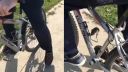 Myš sa pred mačkou ukryla na bicykli