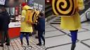 Muž bez nôh a rúk pracuje ako kuriér jedla (Rusko)
