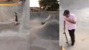 Elegantný pád malého skateboardistu