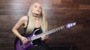 Pekná blonínka to s gitarou vie