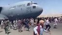 video Americké lietadlo odletelo aj s Afgáncami, ktorí sa ho držali