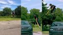 Na skákacej tyči preskočil Jeep