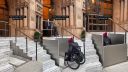 Skrytá plošina pre invalidov pred hotelom Kimpton Fitzroy