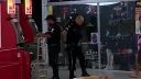 video Muž dráždil pracovníkov súkromnej SBS počas plnenia bankomatov