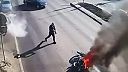 Motorkár sa šmykol na olejovej škvrne a okamžite začal horieť