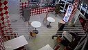 Ruský vojak si kompenzuje neúspešnú inváziu na zamestnancovi pizzerie