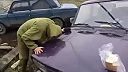 Ako sa vyhnúť mobilizácii? (Sergej vs. kapota auta)