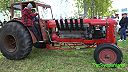 Do švédskeho traktora namontoval V12 motor zo sovietskeho tanku