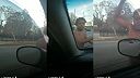 Hysterická nadrogovaná černoška sa vyšťala a vykakala chlapovi na auto