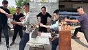 Čínsky kung-fu majster predvádza úder z tesnej blízkosti (one inch punch)
