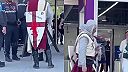 Anglickí fanúšikovia boli oblečení ako kresťanskí križiaci a boli zadržaní