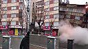 Stáli v blízkosti budovy, keď sa následkom silného zemetrasenia zrútila