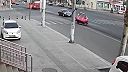 V plnej rýchlosti nezvládol zákrutu a prevrátil auto( Drsné zábery)