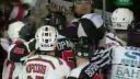 video Hromadná hokejová bitka