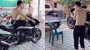 Ako naložiť motorku na korbu pomocou plastovej stoličky?
