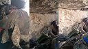 Ukrajinskí vojaci sedia medzi spolubojovníkmi v značnom štádiu rozkladu