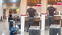 Labužník si v letiskovej hale musel najprv skontrolovať čokoládovú jaskyňu