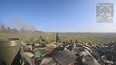 Ruský tank T-80BV zasiahnu dva ukrajinské FPV drony, bez úspechu
