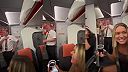 Na palube lietadla blokovali záchod, tak im otvorili dvere