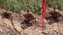 Veď bager dáme na platformu a dvihneme ho žeriavom! (BOZP medailisti)