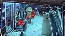 Krava narobila v holičstve poriadky
