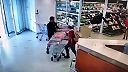 video Zlodeja, ktorý sa snažil utiecť SBSkárovi, vypla fľaša Coca Coly!