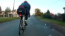 Vodič autobusu vs. cyklista idúci pri stredovej čiare (Poľsko)