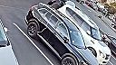Grinch jazdí na bielom Infiniti QX80