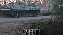 Vyprosťovacie vozidlo M88A1 ťahá poškodené bojové vozidlo M2A2 Bradley ODS-SA