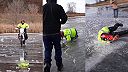 Frigo skúšal jazdiť motorkou po ľade, potom to vyskúšal aj po vode!