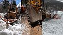 Slovenský lesný traktor LKT odhŕňa sneh v chorvátskych horách