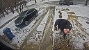Pamúšik si bol nakúpiť papanicu, situáciu mu však skomplikovala poľadovica