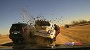 Do odstaveného vozidla, ktoré práve kontroloval policajt, narazilo auto (USA)