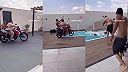 Zaujímavý vjazd motocykla do bazéna