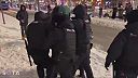 Po vražde Alexeja Navaľného začalo zatýkanie novinárov a civilistov