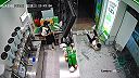 Tak veľmi chcel smoothie, že až zabudol na sklenené dvere
