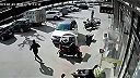 Policajt nemal svoj deň, knokautovalo ho odtrhnuté koleso, nehodu prežil