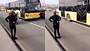 Kvôli bezradnej mačke zastavila premávku v dvoch pruhoch