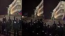 Kristína Laššáková - pred parlamentom - provokatívne hrdosťou našou kotlebovou