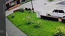 Ruska netrafila chodník z 13. poschodia