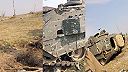 Ruský vojak prechádza okolo zničeného amerického BVP M2A2 Bradley ODS-SA
