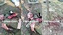 Ruský vojak vypočúva zraneného Ukrajinca.