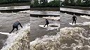 Odvážny surfista v Prahe na Vltave