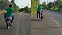 Frigov africký bratranec skúša triky na motorke