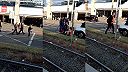 Mladým eko-aktivistom prišiel pomôcť cyklista, šoférovi radil, aby ich nechytal!