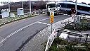 Nákladiak odstavil na priecestí, urobil všetko naopak, ako by kázala logika!