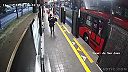 Bezdomovec v Mexico City sotil policajtku pod prichádzajúci autobus!